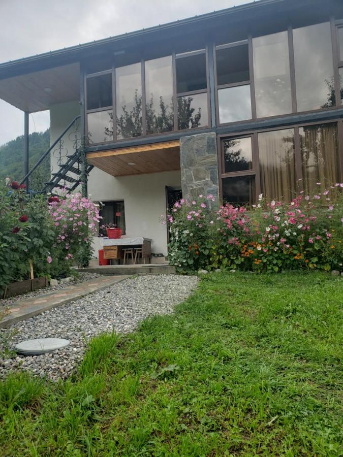 Guest House Nanu Mestia Buitenkant foto